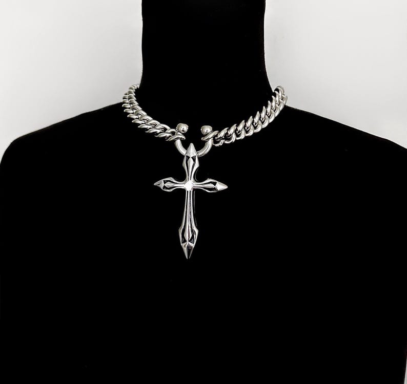U RING DAGGER CROSS