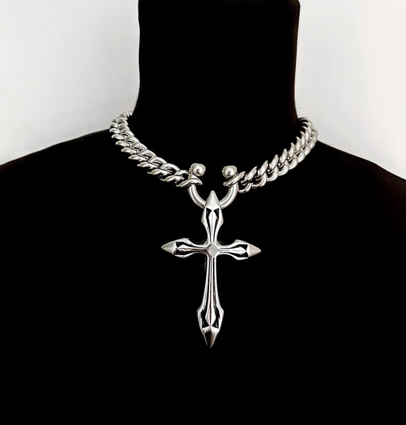 U RING DAGGER CROSS